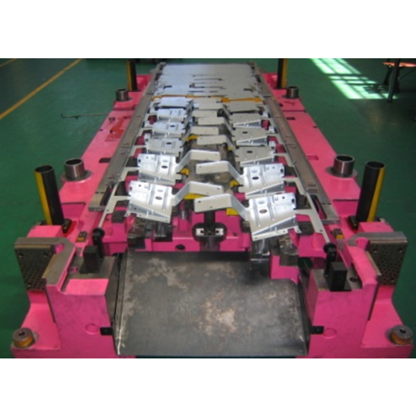 Progressive die for Renault in France