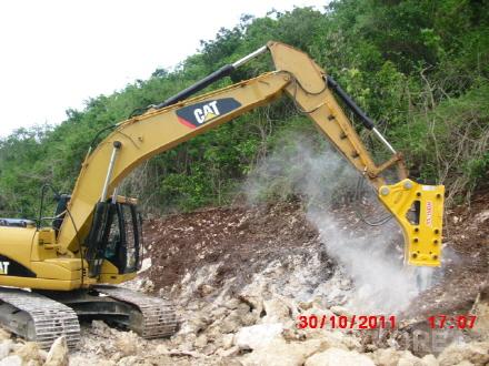 AS 810M on CAT320D