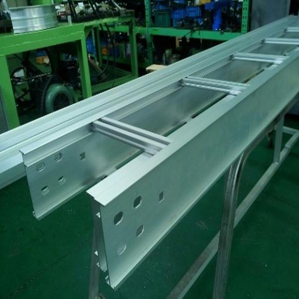 Aluminum cable tray