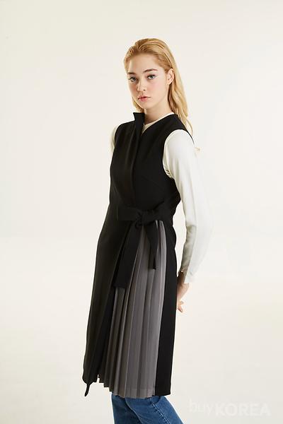 black pleats vest
