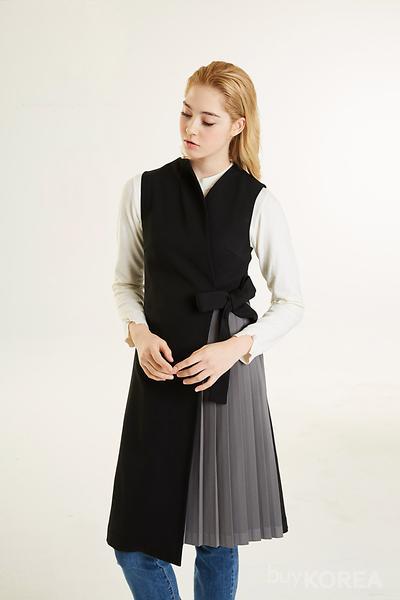 black pleats vest