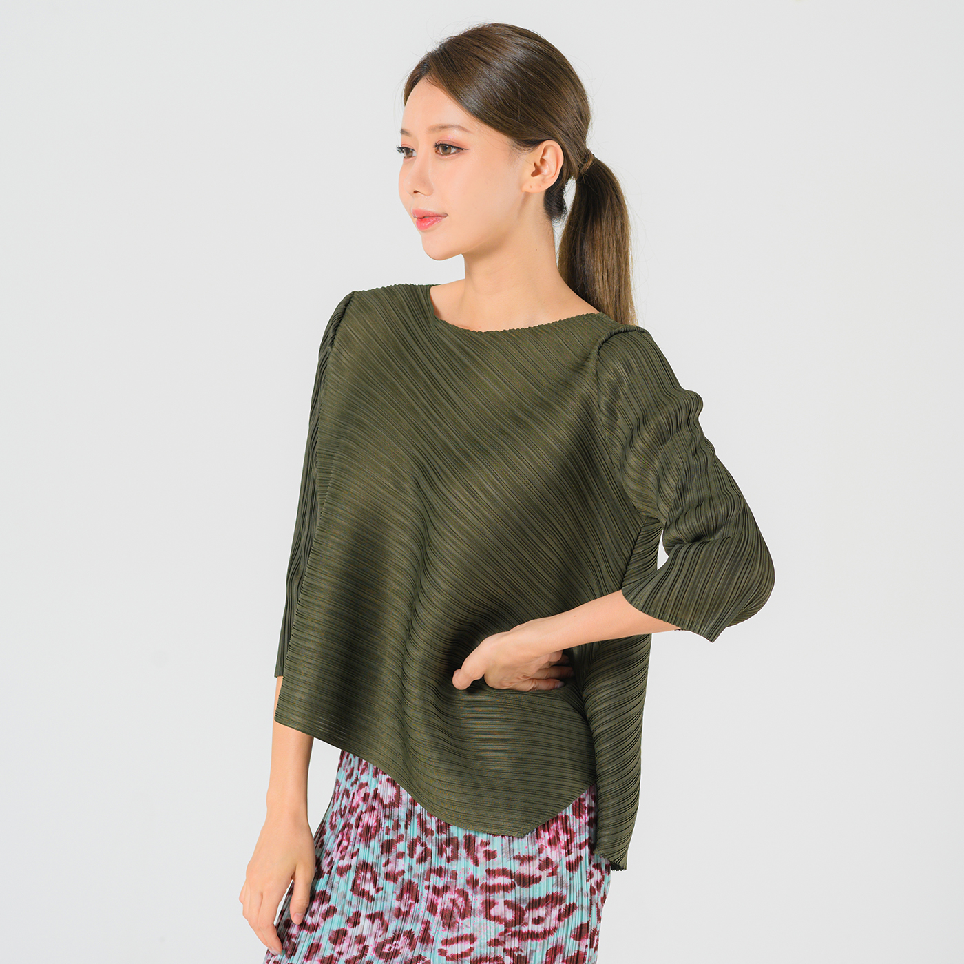 Unbalancestyle PLEATS blouse