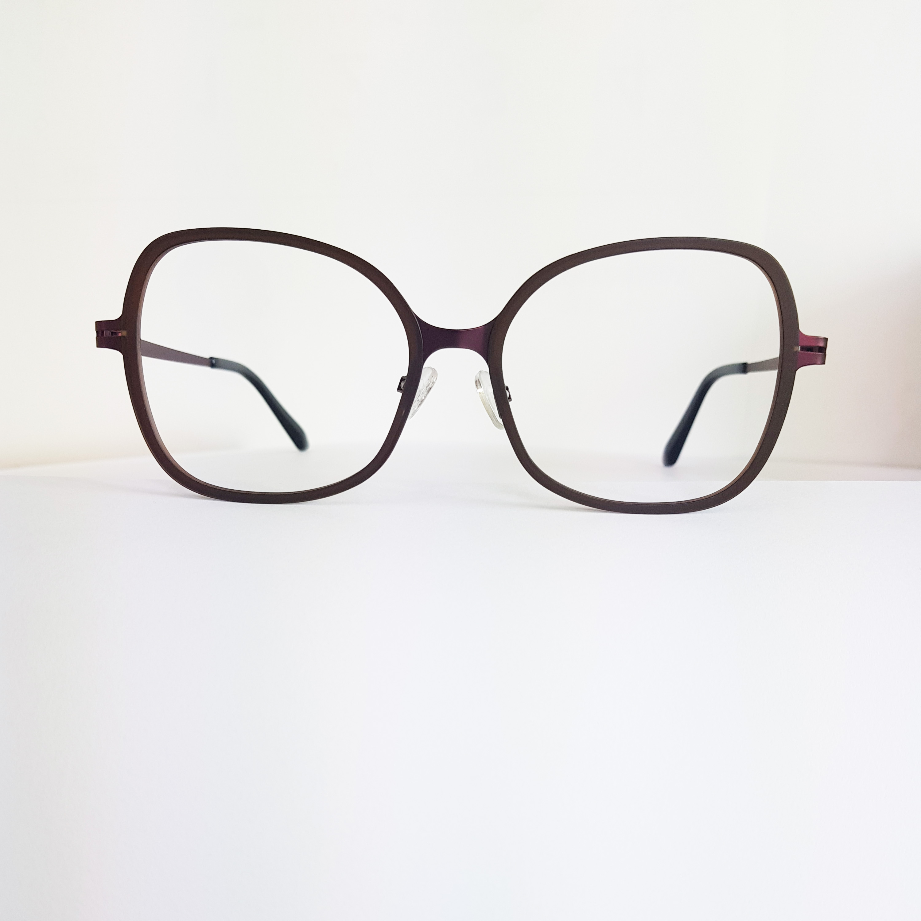 made of thin stainless steel with tr90 groove