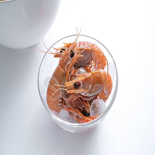 The red-banded lobsters caught in clean jeju waters