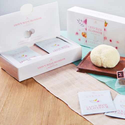 Organic Lions Mane Blossom Tea contains 12 individual enveloped pyramid tea bags