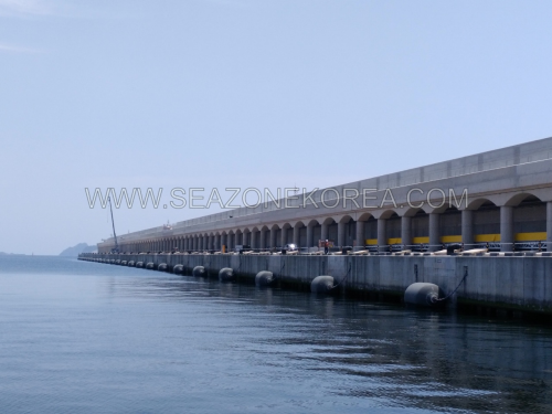 High energy absorption and low reaction force