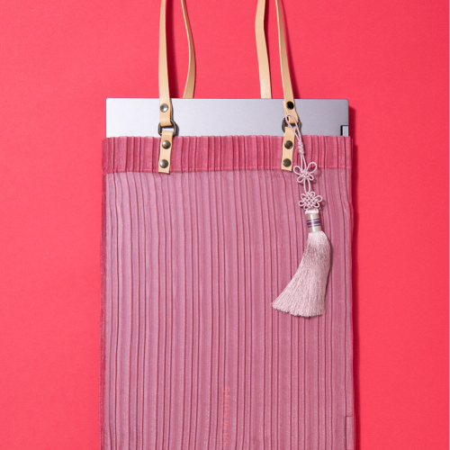 can fit a 14-inch laptop