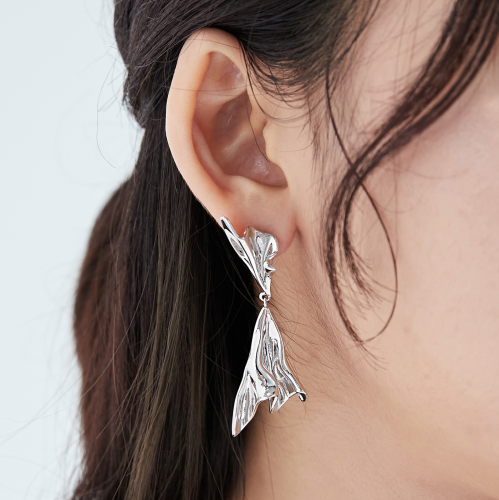 Crumpled drop earrings E7360