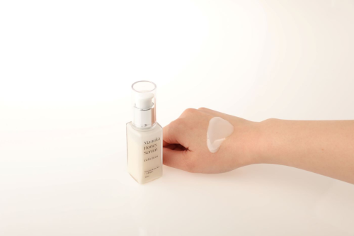 A very bright serum for skin glow and hydration with soft cosmetic formulation