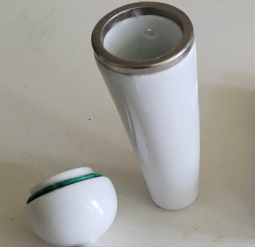 Single hole ashytray