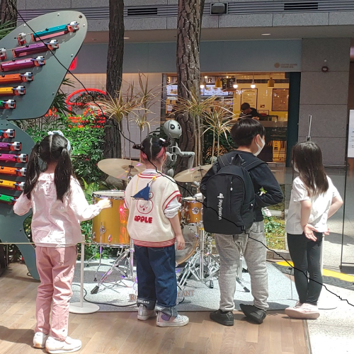 Robot Drummer ANT attracts all generations