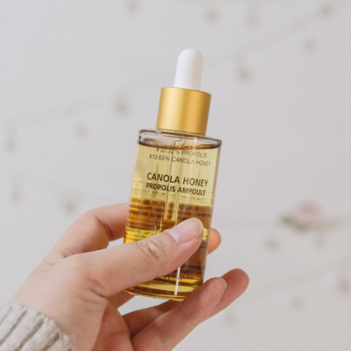 Soothes the skin and makes it look glow like honey