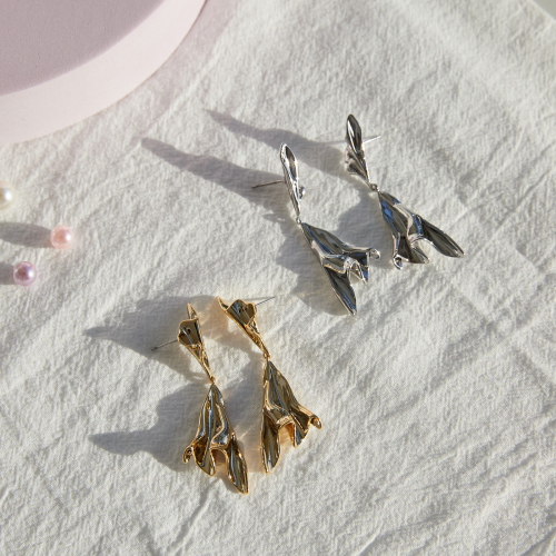 Crumpled drop earrings E7360