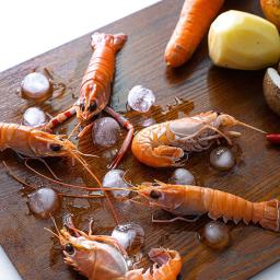 Only fresh red-banded lobster caught in Jeju are carefully steamed, dried, pulverized, and vacuum roasted I trapped the strong taste of red-banded lobster in a powder soup.