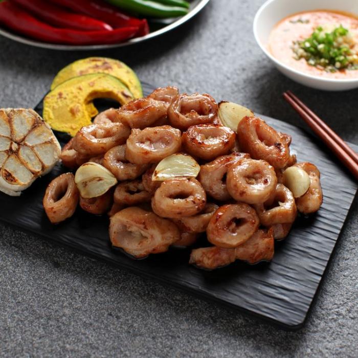 When I baked it in the oven similar to grilling it over a briquette fire, the unpleasant smell of the makchang was completely gone and it became a makchang full of flavor.
Even those who found it difficult to eat makchang due to the unique smell of pork makchang can easily eat it. .