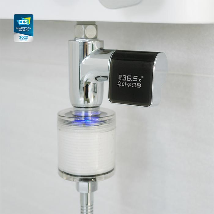 It works automatically when you turn on the water without the need for electricity or batteries due to the principle of self-generation