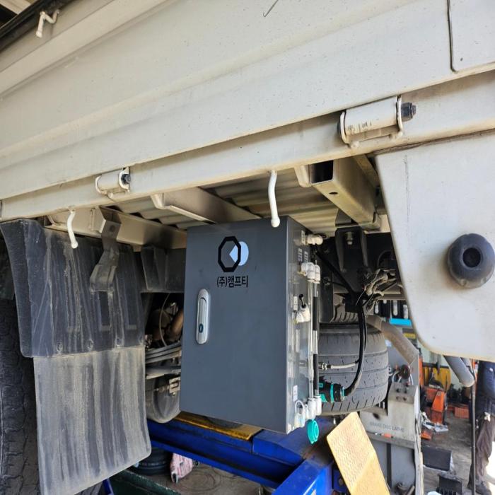It is a picture of the actual vehicle installation, and after installation of the device, the emission reduction device (DPF) and the urea water injection device do not operate, and the fuel cost output is improved by adding cheaper and more effective than the existing device