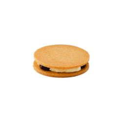 This is a sand cookie with a strong banana flavor. Enjoy raisins sandwiched between banana-flavored cream with these sand cookies made with luxurious New Zealand butter.