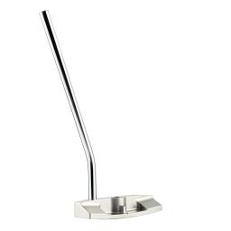 ONE O EIGHT Putter, on the other hand, features a plate with two openings on the putting head for detailed three-dimensional alignment. This structure allows the player to adjust their setup in real time at the zero point and perform more accurate putting.