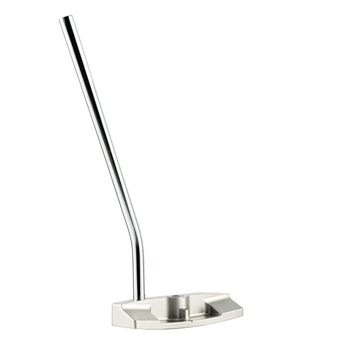 ONE O EIGHT Putter, on the other hand, features a plate with two openings on the putting head for detailed three-dimensional alignment. This structure allows the player to adjust their setup in real time at the zero point and perform more accurate putting.