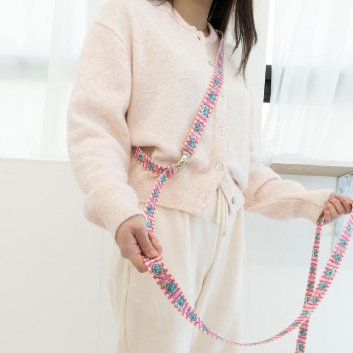 2.8M in length is the length that makes dogs and dogs comfortable. You can freely adjust the length by inserting an adjustable aperture in the middle. You can cross and tie the rope around your waist or shoulders, so you can take a walk with both hands. Enjoy a smart walk.