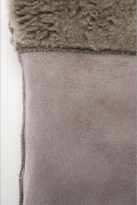 - Use of core-spun thread for the entire bag
- Tricot suede lining