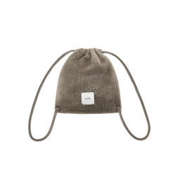 HOPE's string SAC is made of high-quality wool, so it's soft, sophisticated, and stylish. Depending on your outfit, you can use it as a backpack or one-shoulder bag.