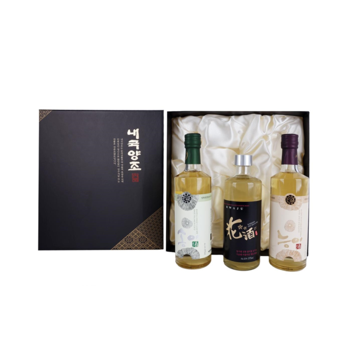 the gift box and three bottles of sake