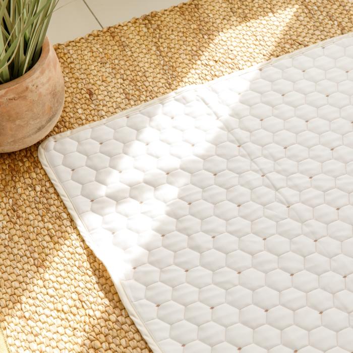 Size: 110cm wide x 200cm high (±3cm)
Material: Front - 100% cotton, Back - 100% silk
Color: Ivory, beige, gray, pink, blue
Country of manufacture: South Korea
Manufacturer: Bunny Papa