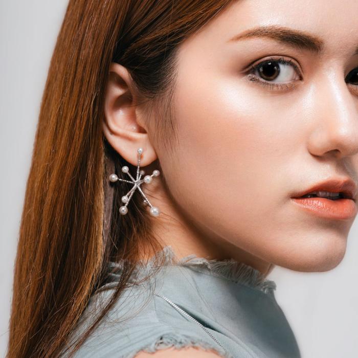 The Fireworks collection was created to celebrate and bless the simple pleasures in life. 
The collection is designed to resemble the shape of a bursting firework.
Bold earrings with a three-dimensional design
Different designs on the left and right