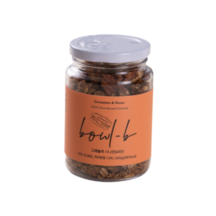 Handmade granola: cinnamon & pecans.
