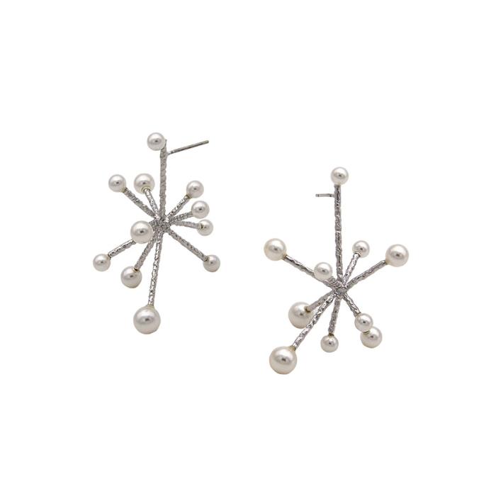 The Fireworks collection was created to celebrate and bless the simple pleasures in life. 
The collection is designed to resemble the shape of a bursting firework.
Bold earrings with a three-dimensional design
Different designs on the left and right