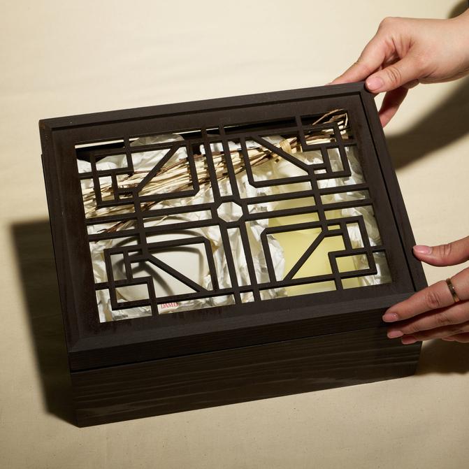 The product comes elegantly packaged in a premium wooden box. The lid of the box features a design inspired by the patterns found on traditional Korean hanok doors, symbolizing the warding off of misfortune. Repurpose the wooden box as a unique interior décor piece to enhance your space with a touch of cultural charm.