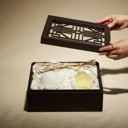 As soon as you open the lid and take out the product, you’ll be greeted by its captivating fragrance.