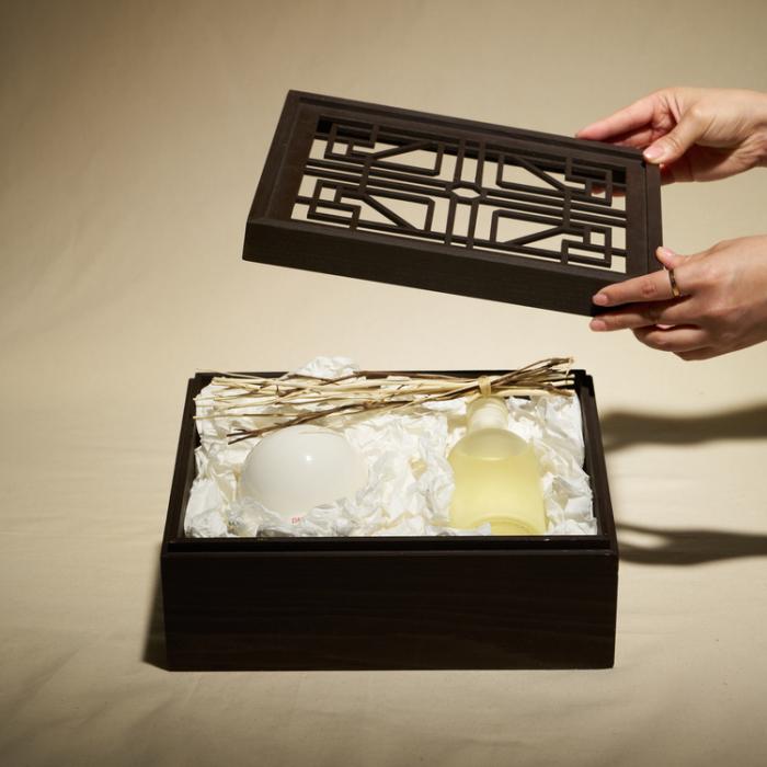 As soon as you open the lid and take out the product, you’ll be greeted by its captivating fragrance.