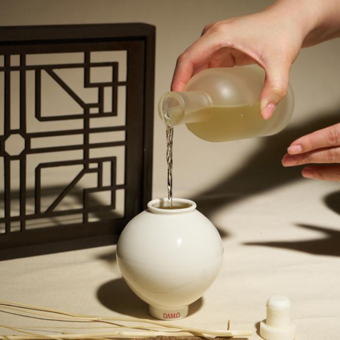 Pour an appropriate amount of the diffuser solution into the Moon Jar porcelain to enjoy its fragrance.