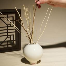 Insert a suitable number of reeds into the diffuser elegantly to enjoy its aromatic function.