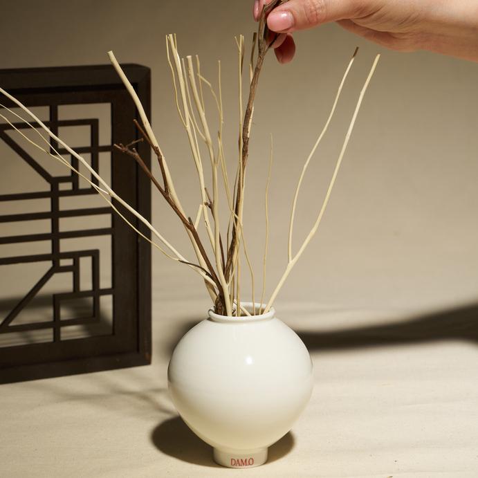Insert a suitable number of reeds into the diffuser elegantly to enjoy its aromatic function.