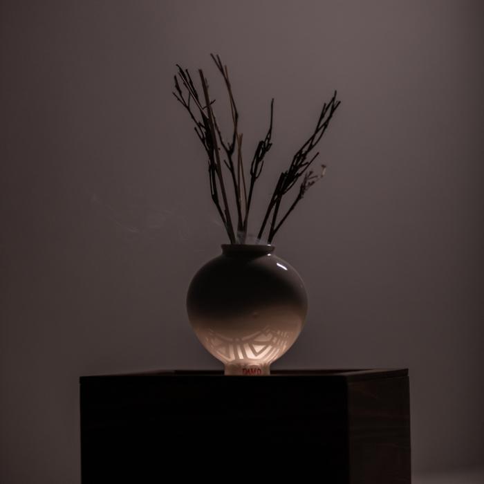 Now, take a moment to admire this stunning Moon Jar porcelain. You can even install a light inside the wooden box to create a charming display. A fragrant porcelain piece that doubles as a mood lamp—how breathtakingly beautiful is that?