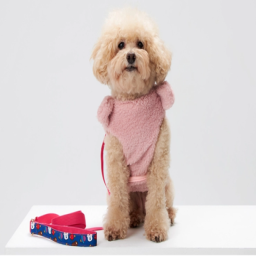 The winter harness is back with a new color!

This is a winter harness made of a fleece outer and a cozy, soft fleece lining in three cute colors.

Ready to go out easily by connecting the leash directly to the D-ring on the webbing on the back!

It holds the inside of the back with an elastic rubber band to prevent the clothes from easily sticking up even when the tight fit and lead strap are pulled.