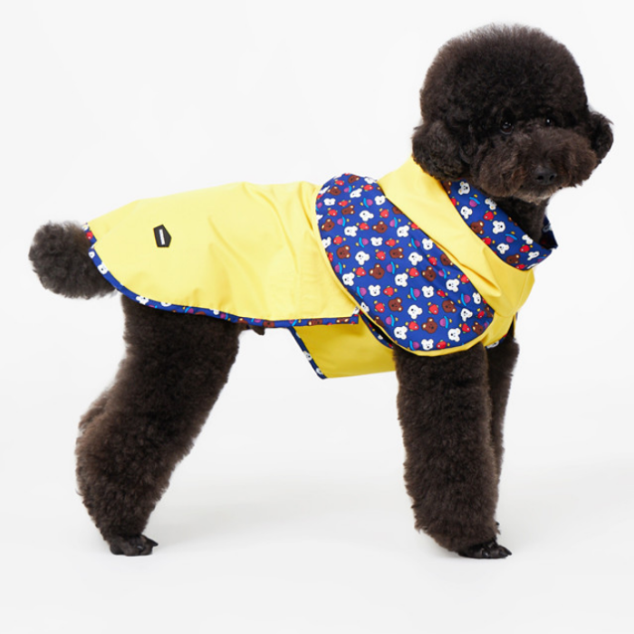 Cute on rainy days with patterned cape design!

Made of a light waterproof fabric coated with water repellent. Generous-sized hat helps keep pets hair dry.
You can use it by putting a harness on it and pulling out the leash through the hole. Back leg fixing rubber band to prevent raincoat from being being lifted lifted or or smudging.