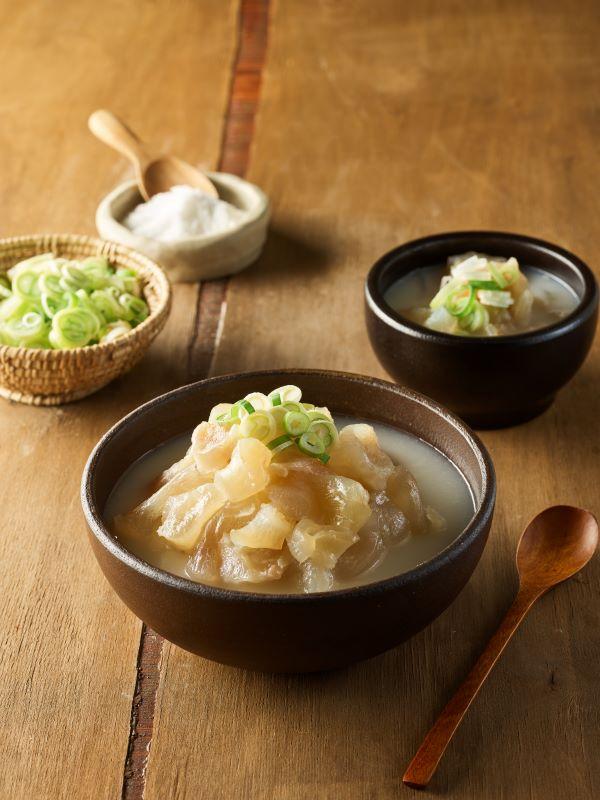 It is a nutritious food made by boiling the ox knee bone for a long time. The boiled pork is eaten dipped in soy sauce and the broth is eaten with rice.