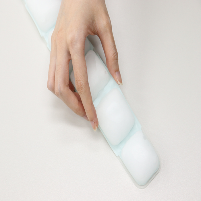 How to use

1. freeze the neck cooler at room temperature below 22°C or in the refrigerator or freezer
2. Put the Neck Support on the cooled neck cooler (make sure to put it on with the Neck Support facing outward)
3. Wear it so that it fits snugly around your neck.