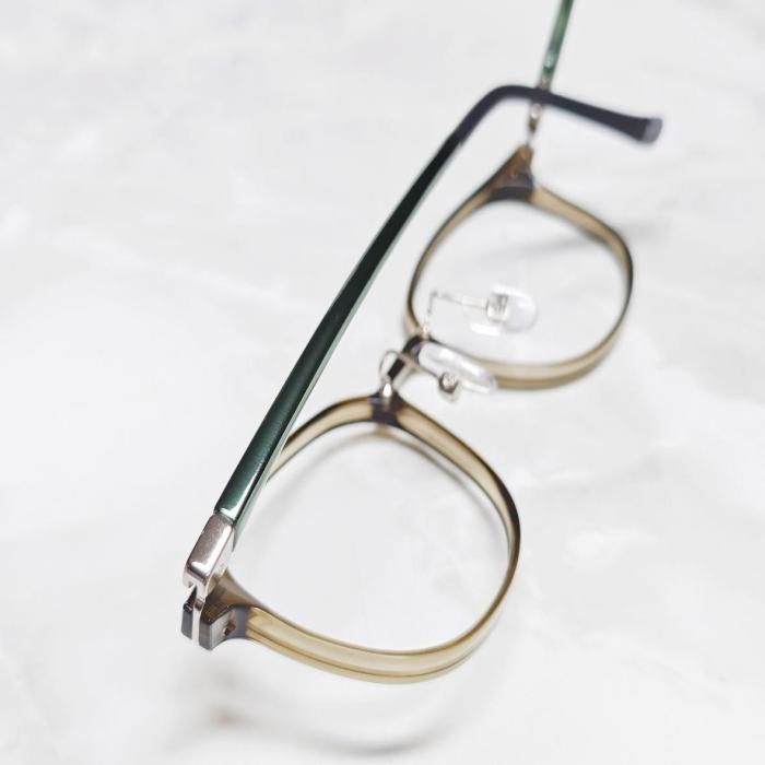 Gorgeous looking shiny metallic temple color