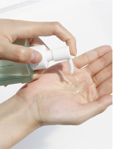 A watery, light and fresh texture that helps clear deep cleansing