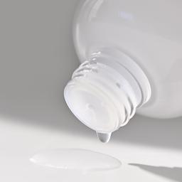 Powerful skin booster that provides instant hydration and boosts radiance and elasticity
