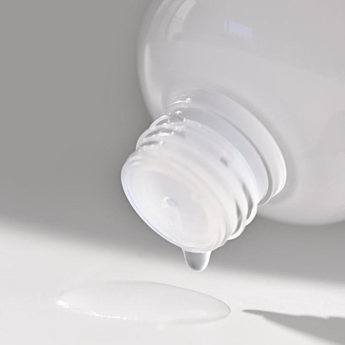 Powerful skin booster that provides instant hydration and boosts radiance and elasticity