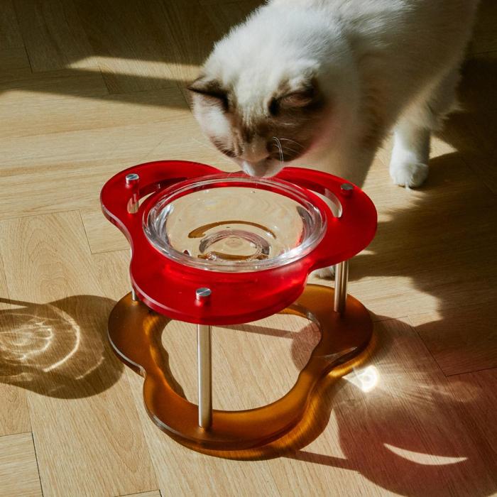 BUTI FLOWER ACRYLIC is a premium pet bowl designed with petal-inspired colors and light-transmitting acrylic material, adding a special touch to your space.