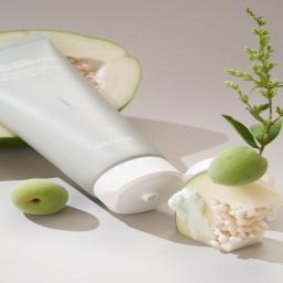 Mild cleansing powered by Green Superfood Extracts for a soothing experience.
