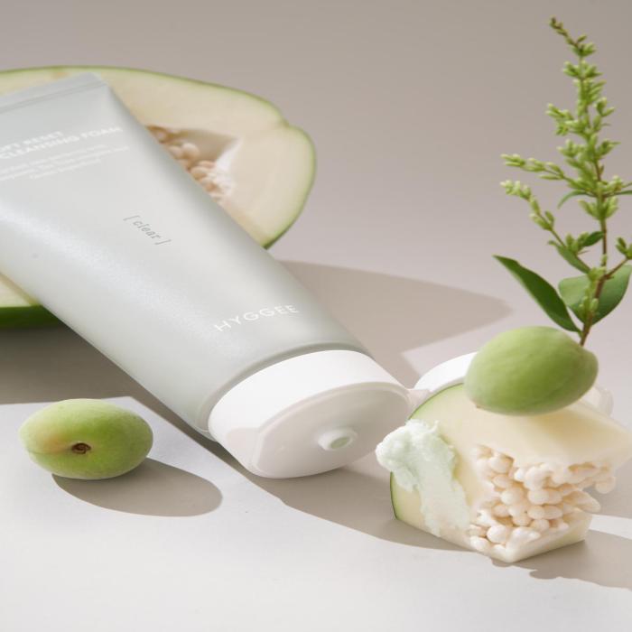 Mild cleansing powered by Green Superfood Extracts for a soothing experience.
